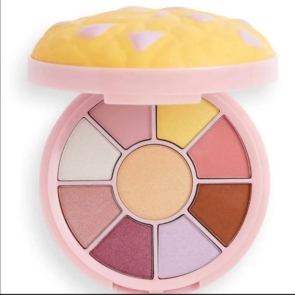 I Heart Revolution Cookie Shadow Palette NWT Neutral Colors. Teen Approved